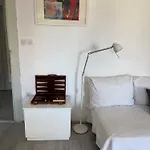 Light Filled Spacious Penthouse In Centre شقة
