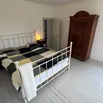 Light Filled Spacious Penthouse In Centre شقة