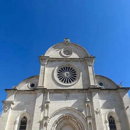 Apartment Light Filled Spacious Penthouse In Centre