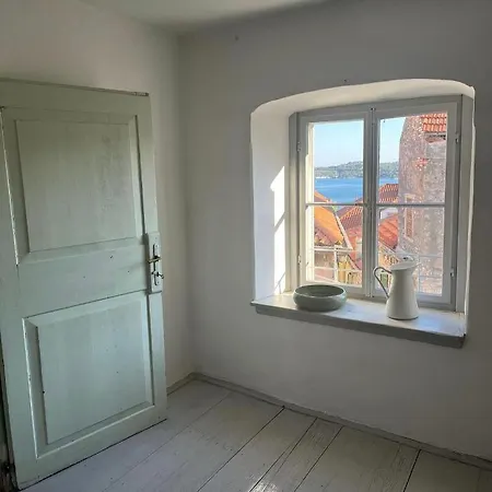 Light Filled Spacious Penthouse In Centre Apartman