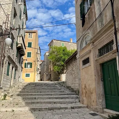 Apartment Light Filled Spacious Penthouse In Centre *