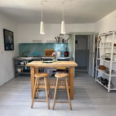 Light Filled Spacious Penthouse In Centre Apartment