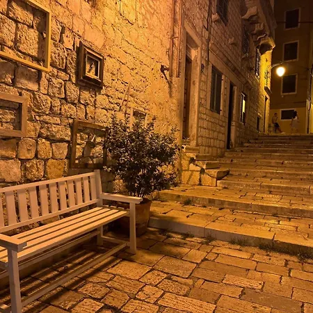 Apartment Light Filled Spacious Penthouse In Centre *