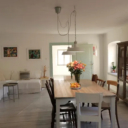 Light Filled Spacious Penthouse In Centre شقة