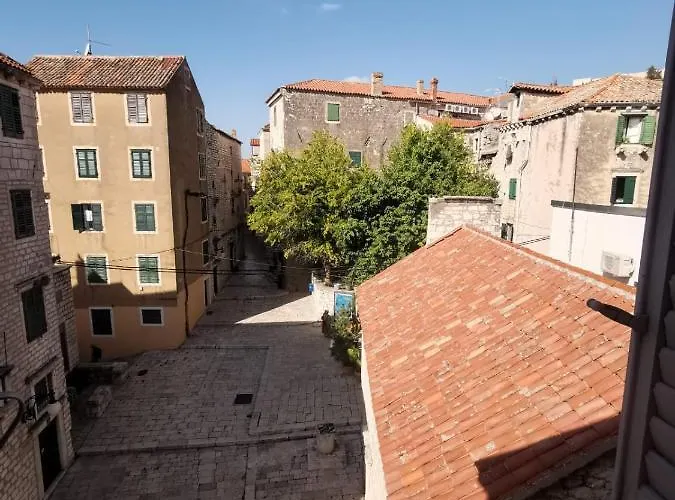 Light Filled Spacious Penthouse In Centre *