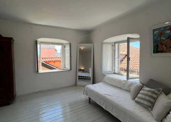 Light Filled Spacious Penthouse In Centre