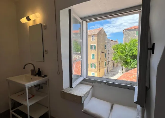 Light Filled Spacious Penthouse In Centre