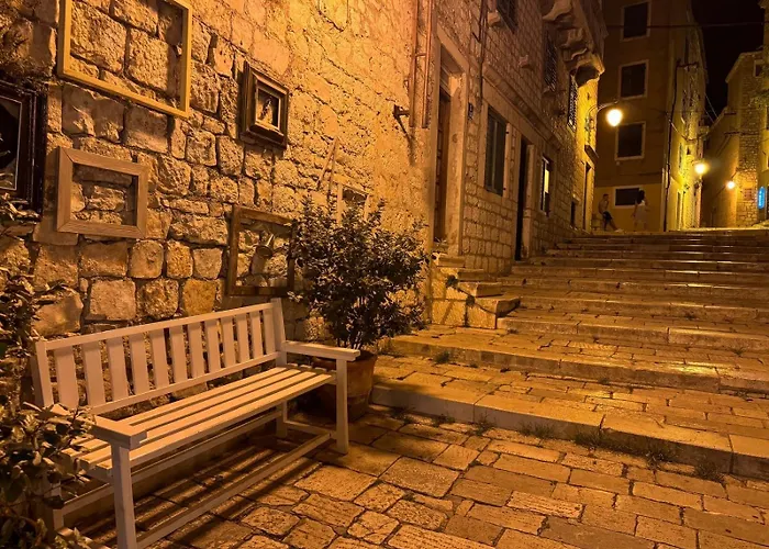 Lejlighed Light Filled Spacious Penthouse In Centre *