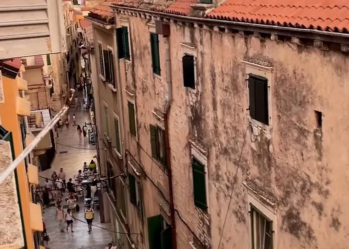 Light Filled Spacious Penthouse In Centre *