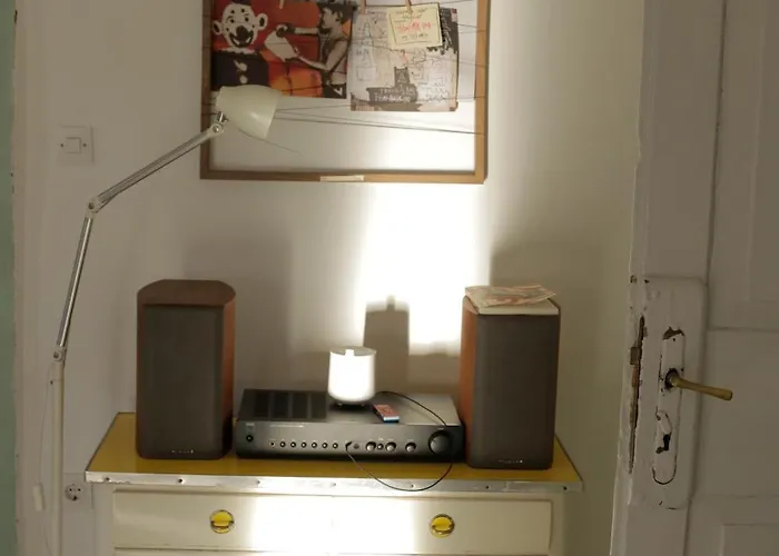 Light Filled Spacious Penthouse In Centre *