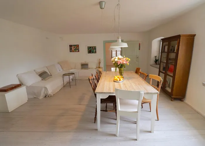 Light Filled Spacious Penthouse In Centre *