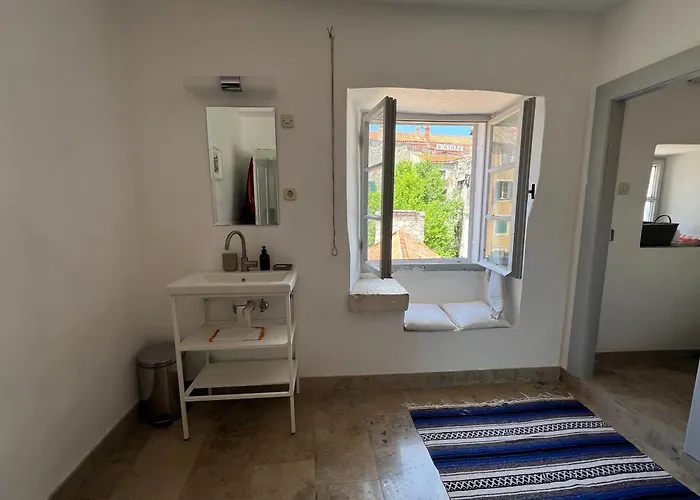 Light Filled Spacious Penthouse In Centre Appartement