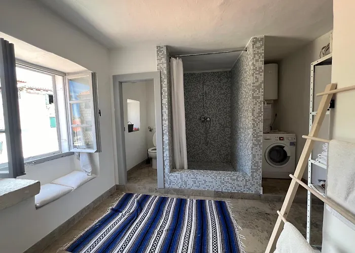 Light Filled Spacious Penthouse In Centre